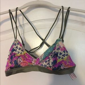 Size small Victoria’s Secret bralette, cute comfy!